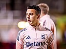 Spar�anský zálo�ník Hugo Soch�rek na p�edzápasové rozcvi�ce.