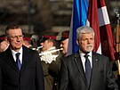 Loty�ský prezident Edgars Rinkévi�s a �eský prezident Petr Pavel si prohlí�ejí...