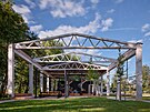 V parku podél �eky architekti zachovali torzo p�vodní gará�e. 