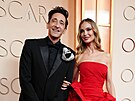 Adrien Brody a Georgina Chapmanová na Oscarech v Los Angeles (15. b�ezna 2026)