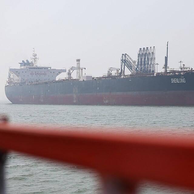Tanker Shenlong p�epravil ropu ze Sa�dsk� Ar�bie do Indie p�es Hormuzsk� pr�liv. (12. b�ezna 2026)