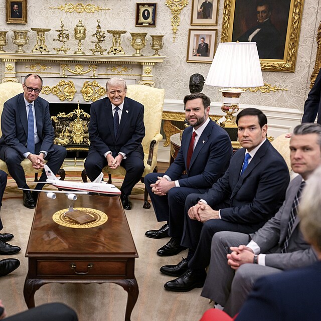 Americk� prezident Donald Trump p�ijal v B�l�m dom� n�meck�ho kancl��e Friedricha Merze. Vpravo sed� americk� viceprezident J. D. Vance, ministr zahrani�� Marco Rubio a ministr obrany Pete Hegseth. (4. b�ezna 2026)