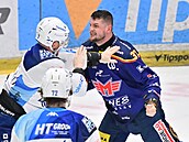 Adrián Hole�inský (vpravo) vypadá v souboji s Tomá�em Bartejsem vskutku zu�iv�.