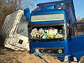 Na dálnici D5 se ve sm�ru z Prahy p�evrátil kamion. (13. b�ezna 2026)