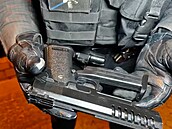 Mladík mával pistolí p�ed restaurací