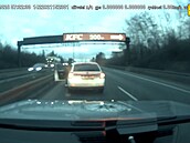 �idi� cht�l p�i úprku vystoupit z jedoucího auta