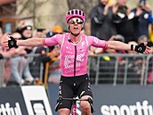 Michael Valgren slaví triumf v páté etap� Tirrena-Adriatica.