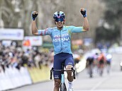 Harold Tejada slaví triumf p�ed dotírající skupinou na Pa�í�-Nice.