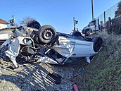 �idi�ka osobního automobilu vjela na �elezni�ním p�ejezdu v Chrudimi-Pí��ovech...