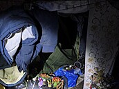 V provizorním stanu u vojenského leti�t� v Praze-Kbelích �ili partne�i s malými...