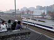 Vlak odjí�dí z pekingského hlavního nádra�í do severokorejského m�sta...