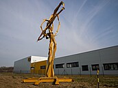 Na okraji Olomouce nov� stojí dvanáctimetrová socha Stv�ra místního um�lce Jana...