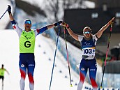 Carina Edlingerová a její trasér Alexandr Patava oslavují paralympijské zlato.