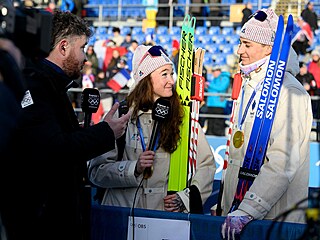 Lou Jeanmonnotová a Éric Perrot b�hem rozhovoru po vít�zství ve �tafet� na...