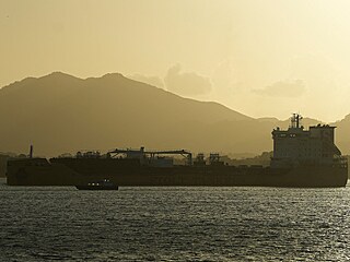 Tanker p�epravující ropu sm�rem k Tichému oceánu poblí� Panamského pr�plavu....