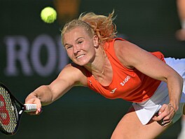 Kate�ina Siniaková dobíhá mí�ek v utkání s Mirrou Andrejevovou.