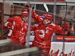 T�ine�tí hokejisté oslavují gól v Olomouci.