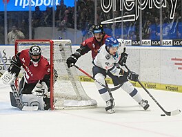 U puku Tristen Robins z Kladna, za ním Jakub Sirota ze Sparty. Ve st�ehu...