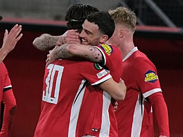 Fotbalisté Alkmaaru oslavují branku Troye Parrotta.