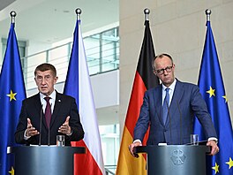 �eský premiér Andrej Babi� a n�mecký kanclé� Friedrich Merz na spole�né tiskové...