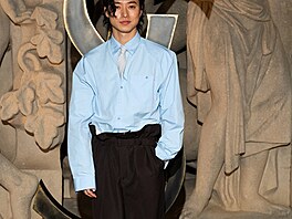 Japonský herec Kento Yamazaki zvolil oversized ko�ili a tmav� hn�dé kalhoty.