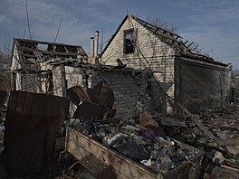 Zni�ené domy v obci Pokrovske v Dn�propetrovské oblasti (28. února 2026)