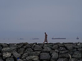 Mu� prochází po b�ehu Hormuzského pr�livu ve m�st� Chór Fakkán ve Spojených...