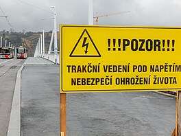 Testovací jízdy tramvají a autobus� po novém Dvoreckém most� v Praze (12....