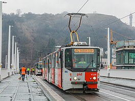 Testovací jízdy tramvají a autobus� po novém Dvoreckém most� v Praze (12....