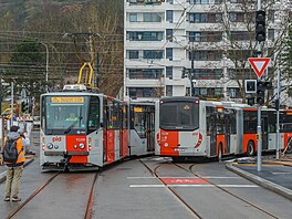 Testovací jízdy tramvají a autobus� po novém Dvoreckém most� v Praze (12....