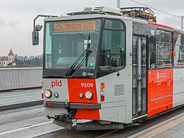 Testovací jízdy tramvají a autobus� po novém Dvoreckém most� v Praze (12....