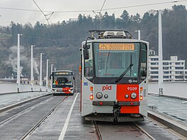 Testovací jízdy tramvají a autobus� po novém Dvoreckém most� v Praze (12....