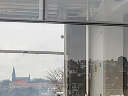 Testovací jízdy tramvají a autobus� po novém Dvoreckém most� v Praze (12....