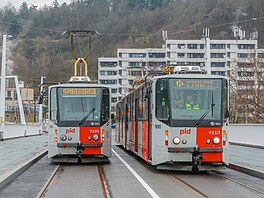 Testovací jízdy tramvají a autobus� po novém Dvoreckém most� v Praze (12....