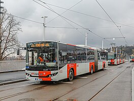 Testovací jízdy tramvají a autobus� po novém Dvoreckém most� v Praze (12....