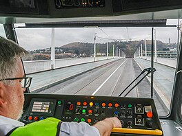 Testovací jízdy tramvají a autobus� po novém Dvoreckém most� v Praze (12....