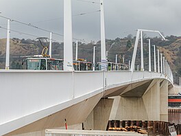 Testovací jízdy tramvají a autobus� po novém Dvoreckém most� v Praze (12....
