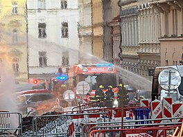 Zásah hasi�� u po�áru plynového potrubí v Praze na Letné. (10. b�ezna 2026)