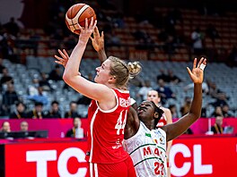 Julia Reisingerová zakon�uje v zápase s Mali v kvalifikaci o MS.