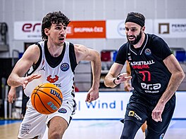 Pietro Iannuzzi z Terstu uniká Vojt�chu Hrubanovi z Nymburka.