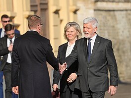 Loty�ský prezident Edgars Rinkevics, �eský prezident Petr Pavel a první dáma...