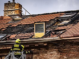 Hasi�i odstra�ují následky úniku a za�ehnutí plynu v Dobrovského ulici v Praze...