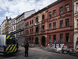 Hasi�i odstra�ují následky úniku a za�ehnutí plynu v Dobrovského ulici v Praze...