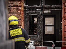 Hasi�i odstra�ují následky úniku a za�ehnutí plynu na Dobrovského ulici v Praze...