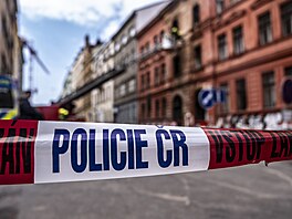 Policie uzav�ela okolí domu, kde 10. b�ezna do�lo k úniku a za�ehnutí plynu na...