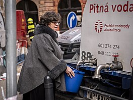 Obyvatelé okolních dom� v Dobrovského ulici v Praze, kde 10. b�ezna do�lo k...