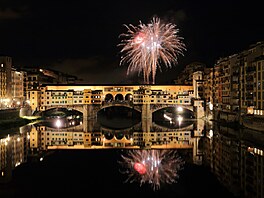 Ponte Vecchio neboli Starý most nad �ekou Arno tu pochopiteln� chyb�t nesmí....