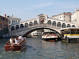 Jeden ze �ty� benátských most�, Rialto, je tím rozhodn� nejfotografovan�j�ím....