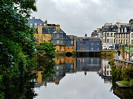 Vypadá jako sou�ást ulice, ale p�esto pod ním proudí voda. Pont de Rohan ve...