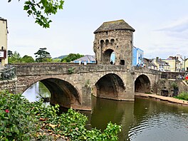 Monnowský most v Monmouthu ve Walesu je jediným dochovaným opevn�ným �í�ním...